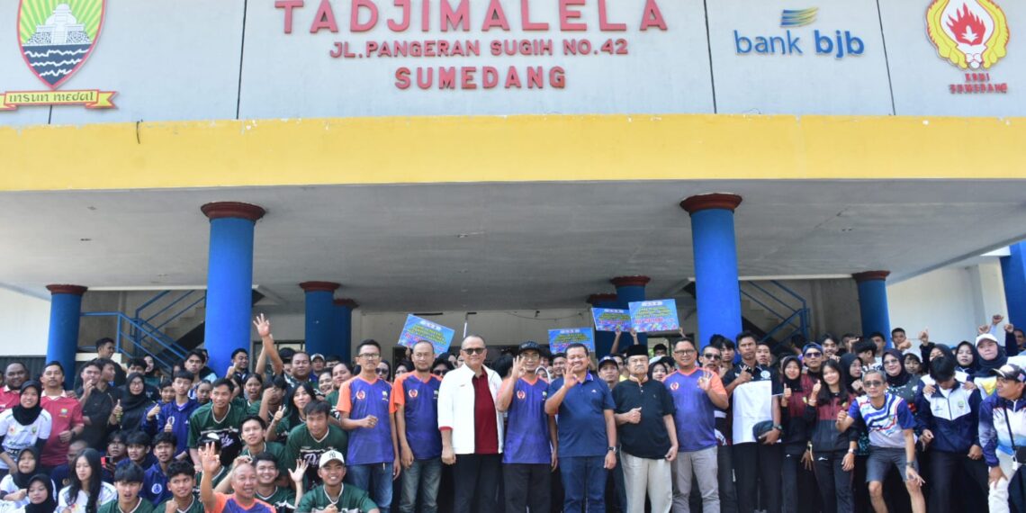 Bupati Dony Ahmad Munir melepas para atlet dan pelatih di GOR Tadjimalela, Jumat (19/6/2026).(Foto: Humas Pemkab Sumedang)
