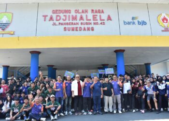 Bupati Dony Ahmad Munir melepas para atlet dan pelatih di GOR Tadjimalela, Jumat (19/6/2026).(Foto: Humas Pemkab Sumedang)