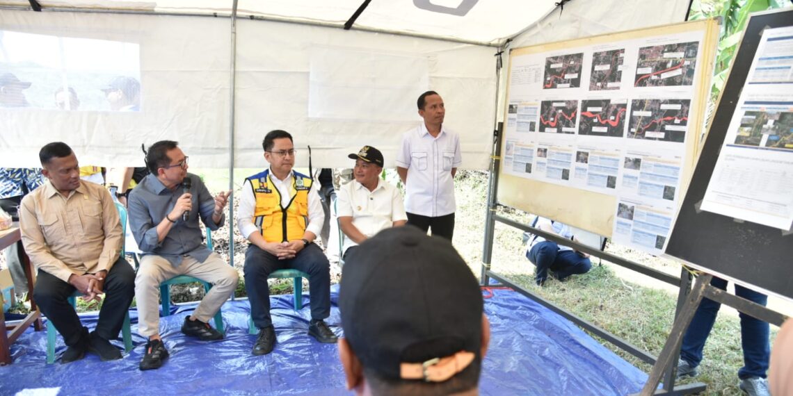 Wakil Ketua Komisi V DPR RI Syaiful Huda (memegang mikrofon), Bupati Kuningan Dian Rachmat Yanuar (bertopi), dan jajaran Kementerian PUPR serta Balai Pelaksanaan Jalan Nasional di Kuningan Kamis 18 Juni 2026. Membahas proyek Jalan Lintas Timur Selatan.(Foto: Humas Pemkab Kuningan)