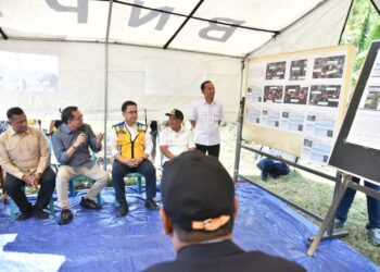 Wakil Ketua Komisi V DPR RI Syaiful Huda (memegang mikrofon), Bupati Kuningan Dian Rachmat Yanuar (bertopi), dan jajaran Kementerian PUPR serta Balai Pelaksanaan Jalan Nasional di Kuningan Kamis 18 Juni 2026. Membahas proyek Jalan Lintas Timur Selatan.(Foto: Humas Pemkab Kuningan)