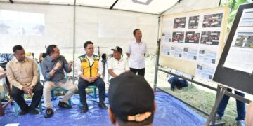Wakil Ketua Komisi V DPR RI Syaiful Huda (memegang mikrofon), Bupati Kuningan Dian Rachmat Yanuar (bertopi), dan jajaran Kementerian PUPR serta Balai Pelaksanaan Jalan Nasional di Kuningan Kamis 18 Juni 2026. Membahas proyek Jalan Lintas Timur Selatan.(Foto: Humas Pemkab Kuningan)
