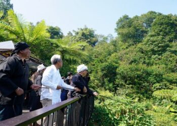 Direktur Jenderal KSDAE, Satyawan Pudyatmoko, melakukan kunjungan kerja ke Lanskap Megamendung, Kabupaten Bogor, untuk meresmikan Lembah Aviary Paseban, Penangkaran Rusa Timor, serta melepasliarkan dua individu Elang Jawa (Nisaetus bartelsi).(Foto: Humas Kemenhut)