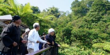 Direktur Jenderal KSDAE, Satyawan Pudyatmoko, melakukan kunjungan kerja ke Lanskap Megamendung, Kabupaten Bogor, untuk meresmikan Lembah Aviary Paseban, Penangkaran Rusa Timor, serta melepasliarkan dua individu Elang Jawa (Nisaetus bartelsi).(Foto: Humas Kemenhut)