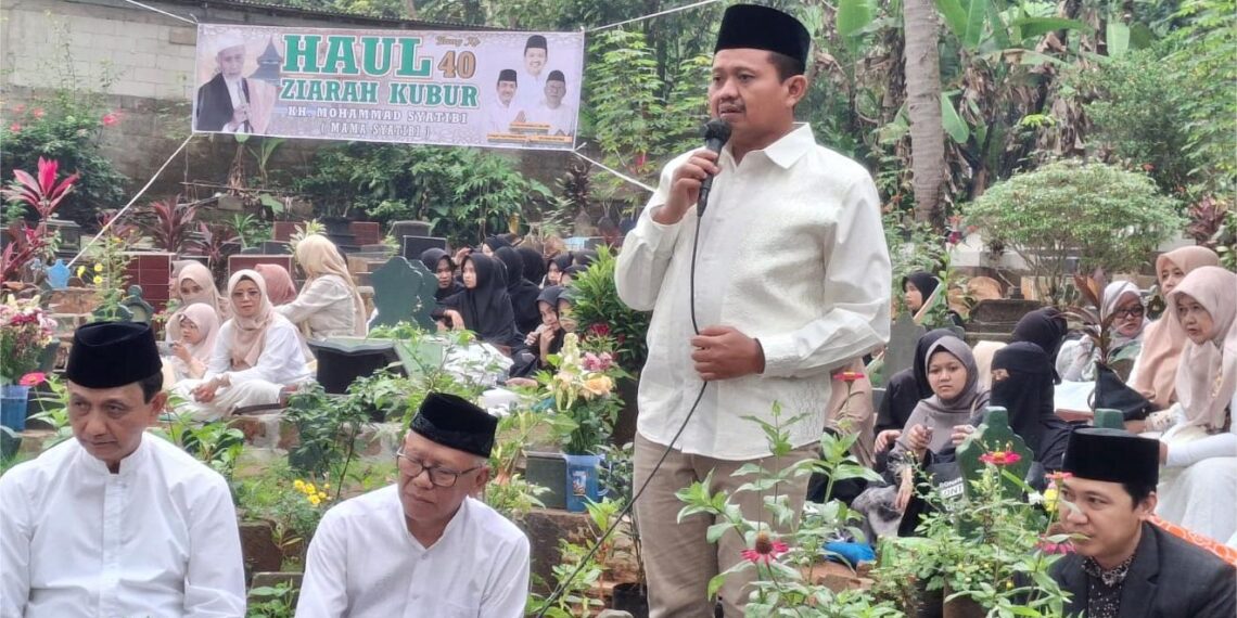 Bupati Sumedang Dony Ahmad Munir yang merupakan cucu Mama Syatibi menyampaikan sambutan pada Haul Mama Syatibi.(Foto: Humas Pemkab Sumedang)