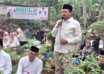 Bupati Sumedang Dony Ahmad Munir yang merupakan cucu Mama Syatibi menyampaikan sambutan pada Haul Mama Syatibi.(Foto: Humas Pemkab Sumedang)