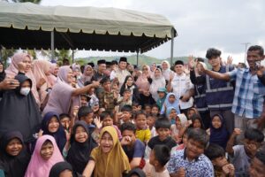 Menteri Agama memberikan semangat kepada para siswa MIN 5 Pidie Jaya, Aceh, (18/12/2025).(Foto: Dok. Humas Kemenag)