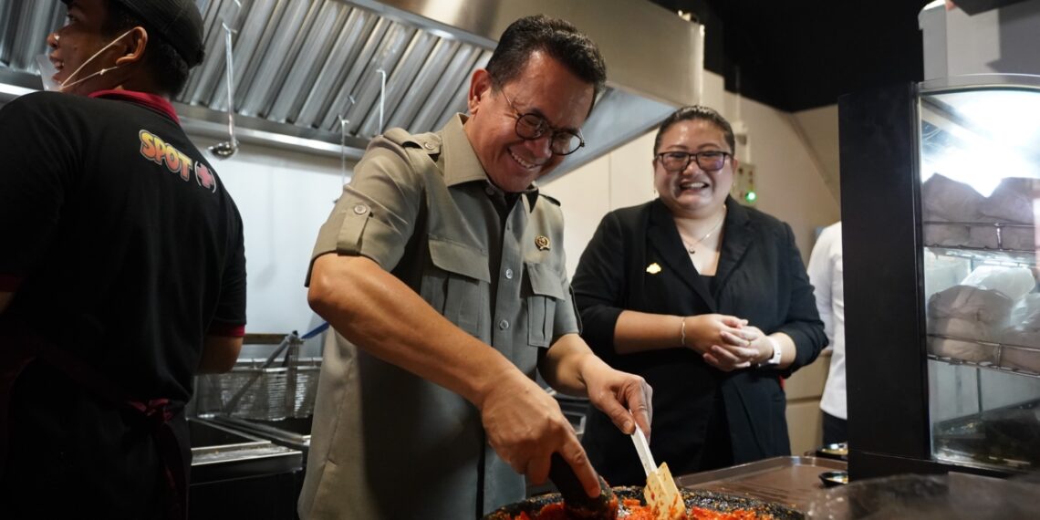 Menteri Perdagangan Budi Santoso mengapresiasi pelaku usaha waralaba lokal yang terus berinovasi untuk meningkatkan daya saingnya.(Foto: Humas Kemendag)