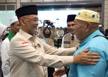 Menteri Haji dan Umrah Moch. Irfan Yusuf menyambut jemaah haji di Aula Asrama Haji Antara Provinsi Jambi, Rabu malam (24/6/2026).(Foto: Kemenhaj)