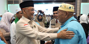 Menteri Haji dan Umrah Moch. Irfan Yusuf menyambut jemaah haji di Aula Asrama Haji Antara Provinsi Jambi, Rabu malam (24/6/2026).(Foto: Kemenhaj)