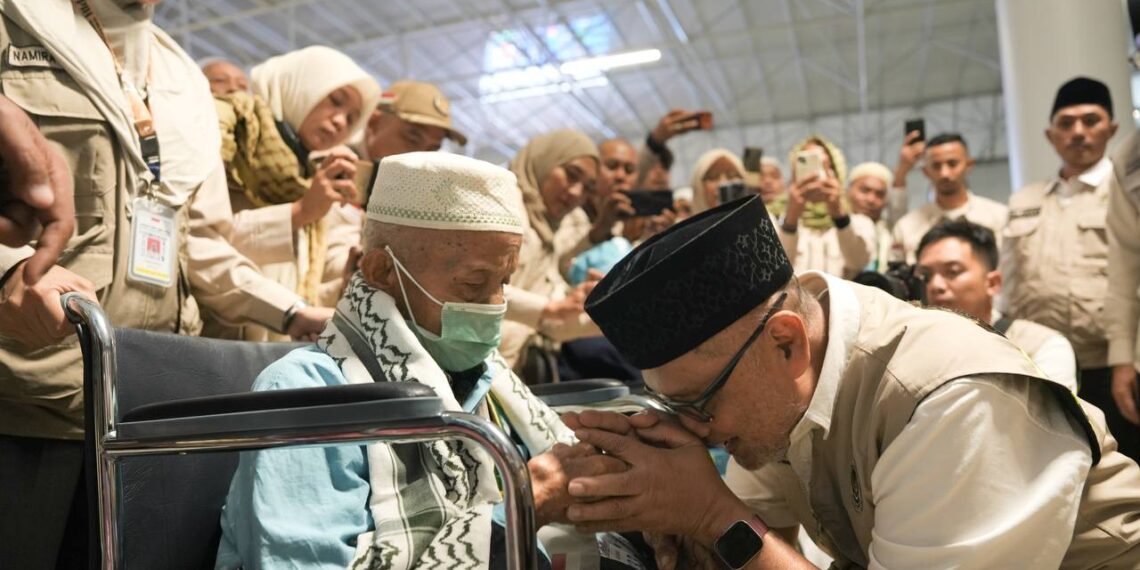 Menteri Haji dan Umrah Mochamad Irfan Yusuf, melepas kepulangan perdana jemaah haji Indonesia ke Tanah Air. Pelepasan dilakukan di Bandara Internasional King Abdul Aziz, Jeddah, Minggu (31/5) malam.(Foto: Humas Kemenhaj)