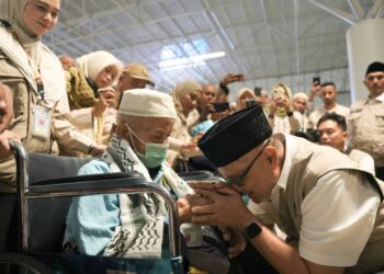 Menteri Haji dan Umrah Mochamad Irfan Yusuf, melepas kepulangan perdana jemaah haji Indonesia ke Tanah Air. Pelepasan dilakukan di Bandara Internasional King Abdul Aziz, Jeddah, Minggu (31/5) malam.(Foto: Humas Kemenhaj)