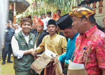 Menhut Raja Juli Antoni menyerahan SK Penetapan Status Hutan Adat dalam sebuah acara di Lebak Banten.(Foto: Humas Kemenhut)