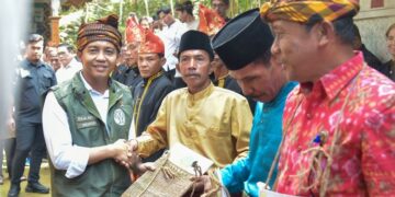 Menhut Raja Juli Antoni menyerahan SK Penetapan Status Hutan Adat dalam sebuah acara di Lebak Banten.(Foto: Humas Kemenhut)