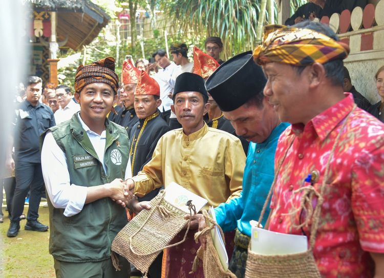 Menhut Raja Juli Antoni menyerahan SK Penetapan Status Hutan Adat dalam sebuah acara di Lebak Banten.(Foto: Humas Kemenhut)