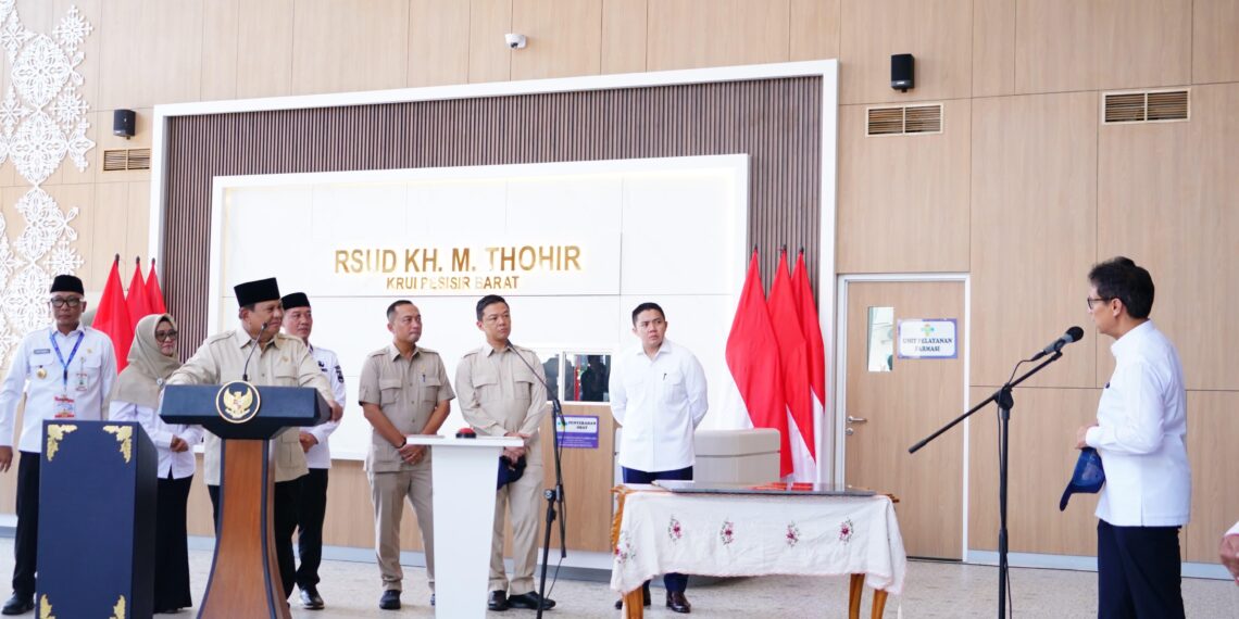 Menteri Kesehatan (Menkes) Budi Gunadi Sadikin saat memaparkan pembangunan di sektor kesehatan kepada Presiden Prabowo Subianto di Lampung.(Foto: Humas Kemenkes)
