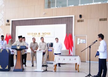 Menteri Kesehatan (Menkes) Budi Gunadi Sadikin saat memaparkan pembangunan di sektor kesehatan kepada Presiden Prabowo Subianto di Lampung.(Foto: Humas Kemenkes)