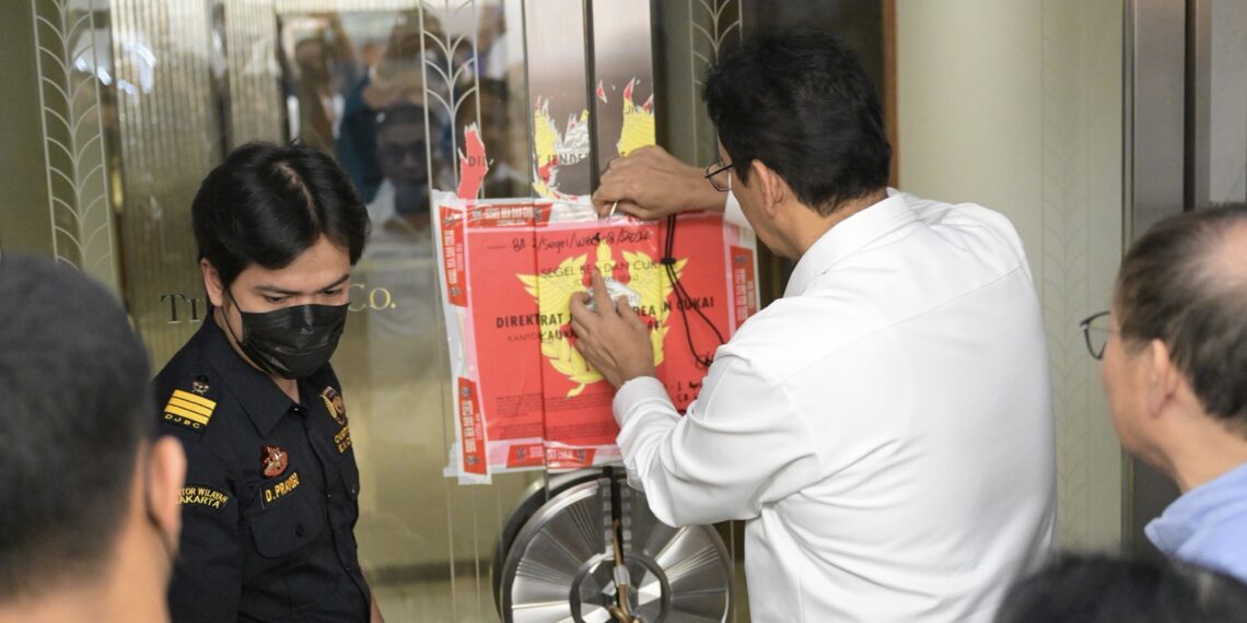 Menteri Keuangan (Menkeu) Purbaya Yudhi Sadewa secara resmi membuka kembali gerai Tiffany & Co. yang sebelumnya disegel oleh Direktorat Jenderal Bea dan Cukai terkait dugaan pelanggaran di bidang kepabeanan berupa impor barang.(Foto: Dok. Kemenkeu)