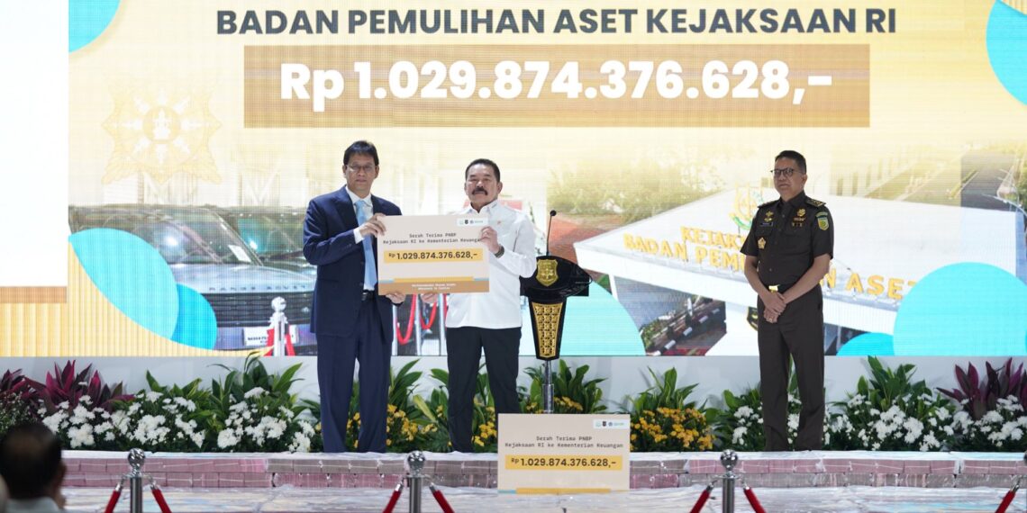 Menteri Keuangan RI Purbaya Yudhi Sadewa dan Jaksa Agung ST Burhanuddin dalam kegiatan BPA Fair 2026 di Kantor Badan Pemulihan Aset Kejaksaan Agung RI, Jakarta Selatan, pada Senin (15/6).(Foto: Dok. Kemenkeu)