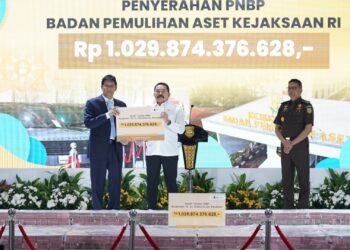 Menteri Keuangan RI Purbaya Yudhi Sadewa dan Jaksa Agung ST Burhanuddin dalam kegiatan BPA Fair 2026 di Kantor Badan Pemulihan Aset Kejaksaan Agung RI, Jakarta Selatan, pada Senin (15/6).(Foto: Dok. Kemenkeu)
