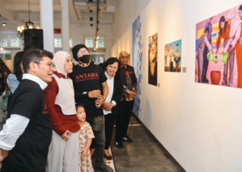 Menkomdigi Meutya Hafid didampingi Dirjen KPM Fifi Aleyda Yahya dan Staf Ahli Menteri Molly Prabawaty bersama Direktur Utama Perum LKBN ANTARA Benny Siga Butarbutar saat meninjau Pameran Fotografi "Perisai Tunas" di Antara Heritage Center, Jakarta Pusat, Kamis (25/06/2026). Foto: Ahmad Tri Hawaari/Komdigi