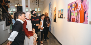 Menkomdigi Meutya Hafid didampingi Dirjen KPM Fifi Aleyda Yahya dan Staf Ahli Menteri Molly Prabawaty bersama Direktur Utama Perum LKBN ANTARA Benny Siga Butarbutar saat meninjau Pameran Fotografi "Perisai Tunas" di Antara Heritage Center, Jakarta Pusat, Kamis (25/06/2026). Foto: Ahmad Tri Hawaari/Komdigi