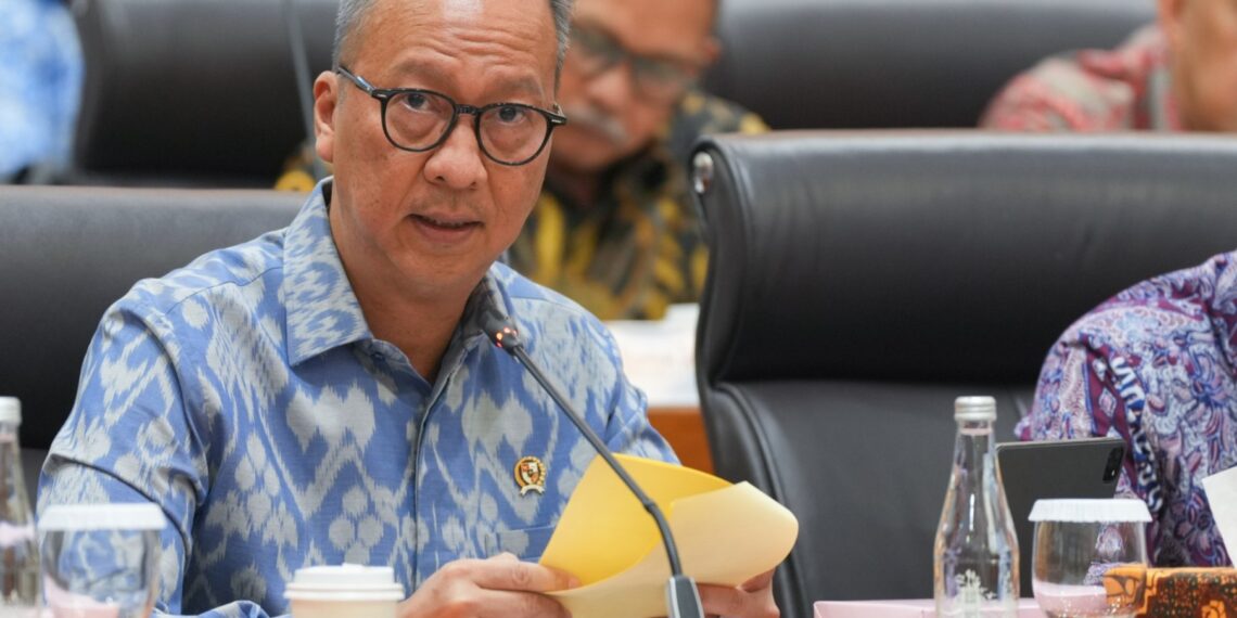 Menteri Perindustrian Agus Gumiwang Kartasasmita menegaskan, pemberlakuan SNI wajib pada AMDK merupakan langkah strategis pemerintah untuk menjamin keamanan dan mutu produk yang beredar di masyarakat, sekaligus meningkatkan daya saing industri nasional.(Foto: Humas Kemenperin)