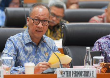 Menteri Perindustrian Agus Gumiwang Kartasasmita menegaskan, pemberlakuan SNI wajib pada AMDK merupakan langkah strategis pemerintah untuk menjamin keamanan dan mutu produk yang beredar di masyarakat, sekaligus meningkatkan daya saing industri nasional.(Foto: Humas Kemenperin)
