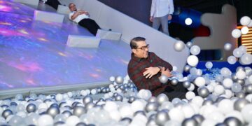 Menteri Ekonomi Kreatif, Teuku Riefky Harsya, mengunjungi dan mencoba salah satu wahana di Wonderlab di Senayan City, Jakarta, Senin (8/6/2026).(Foto: Dok. Biro Komunikasi Kementerian Ekonomi Kreatif/Badan Ekonomi Kreatif)