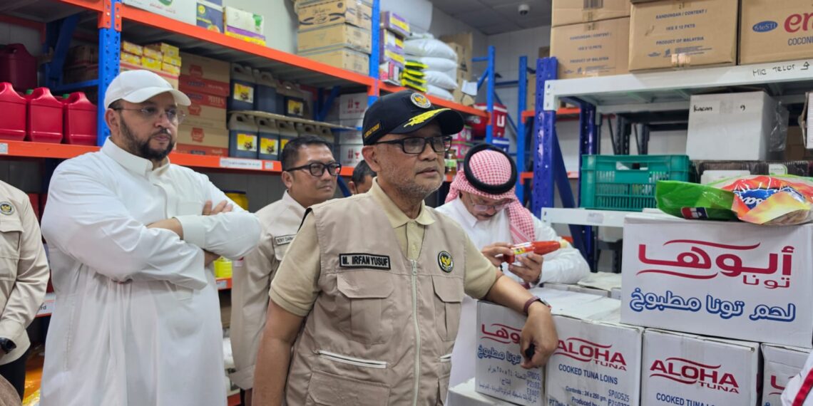 Menteri Haji dan Umrah Mochamad Irfan Yusuf sidak dapur catering Indonesia berharap produk Indonesia bisa mendominasi pasok bahan baku makanan.(Foto: Humas Kemenhaj)