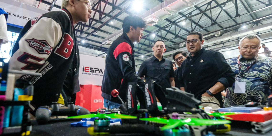Menteri Ekonomi Kreatif, Teuku Riefky Harsya, meninjau langsung produk pelaku ekraf dalam acara Musyawarah Nasional Indonesia Esports Association (Munas IESPA) 2026 di Balai Kartini, Jakarta, Sabtu (6/6/2026).(Foto: Dok. Biro Komunikasi Kementerian Ekonomi Kreatif/Badan Ekonomi Kreatif)