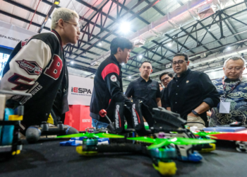 Menteri Ekonomi Kreatif, Teuku Riefky Harsya, meninjau langsung produk pelaku ekraf dalam acara Musyawarah Nasional Indonesia Esports Association (Munas IESPA) 2026 di Balai Kartini, Jakarta, Sabtu (6/6/2026).(Foto: Dok. Biro Komunikasi Kementerian Ekonomi Kreatif/Badan Ekonomi Kreatif)