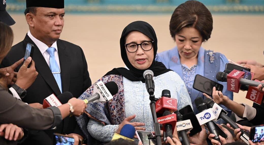 Kepala Badan Gizi Nasional (BGN) Nanik S. Deyang didampingi Wakil Kepala BGN Agustina Arumsari dan Trenggono usai pelantikan pada Senin (08/06/2026), di Istana Negara, Jakarta.(Foto: Setneg)