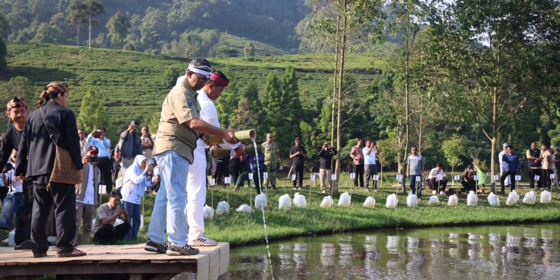 Ngalokat cari di Talaga Saat Cisarua.(Foto: Humas Pemkab Bogor)