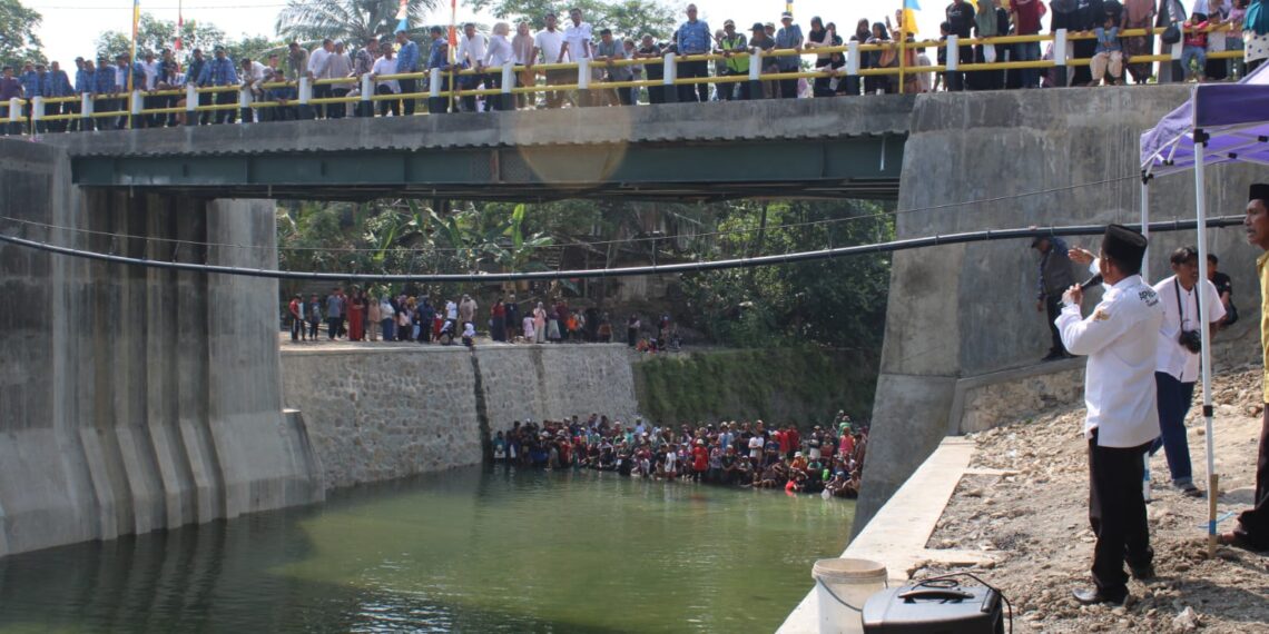 Ngobeng ikan di Kuningan.(Foto: Humas Pemkab Kuningan0