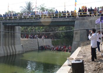 Ngobeng ikan di Kuningan.(Foto: Humas Pemkab Kuningan0