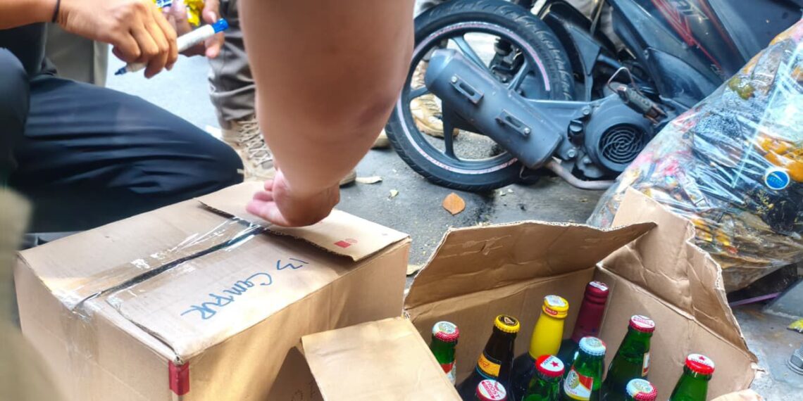 Operasi miras atau minuman keras oleh Satpol PP Kota Bandung.(Foto: Humas Pemkot Bandung)