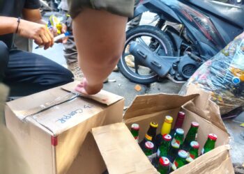 Operasi miras atau minuman keras oleh Satpol PP Kota Bandung.(Foto: Humas Pemkot Bandung)