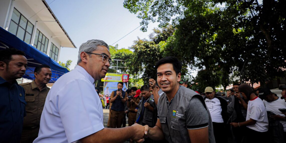 Warga Kota Bandung antusias ikuti program padat karya.(Foto: Humas Pemkot Bandung)