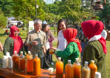Wakil Menteri Ekonomi Kreatif, Irene Umar, menghadiri Festival Jamu Nusantara oleh Acaraki di kawasan Hutan Kota Gelora Bung Karno (GBK), Jakarta, Minggu (7/6/2026).(Foto: Dok. Biro Komunikasi Kementerian Ekraf/ Badan Ekraf)