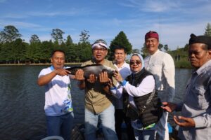 Budaya Ngalokat Cai yang digelar di kawasan Talaga Saat, Kecamatan Cisarua, Jumat (5/6/2026). (Foto: Humas Pemkab Bogor)