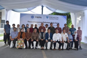 Jajaran FMIPA ITB dan ParagonCorp berfoto bersama.(Foto: Istimewa)