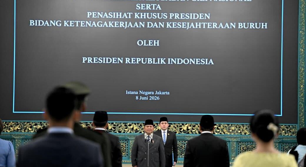Presiden Prabowo Subianto melantik Nanik S. Deyang sebagai Kepala Badan Gizi Nasional serta Agustina Arumsari dan Trenggono sebagai Wakil Kepala Badan Gizi Nasional. Pelantikan tersebut berlangsung di Istana Negara, Jakarta, pada Senin (08/06/2026).(Foto: Setneg)
