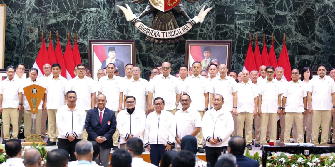 Ketum KONI Pusat, Letjen TNI Purn Marciano Norman, Gubernur DKI Jakarta Dr. Ir. Pramono Anung Wibowo, Ketum KONI DKI Jakarta Hidayat Humaid, beserta jajaran berfoto bersama usai pelantikan.(Foto: Humas KONI Pusat)