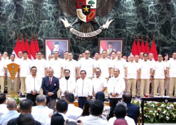 Ketum KONI Pusat, Letjen TNI Purn Marciano Norman, Gubernur DKI Jakarta Dr. Ir. Pramono Anung Wibowo, Ketum KONI DKI Jakarta Hidayat Humaid, beserta jajaran berfoto bersama usai pelantikan.(Foto: Humas KONI Pusat)