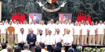 Ketum KONI Pusat, Letjen TNI Purn Marciano Norman, Gubernur DKI Jakarta Dr. Ir. Pramono Anung Wibowo, Ketum KONI DKI Jakarta Hidayat Humaid, beserta jajaran berfoto bersama usai pelantikan.(Foto: Humas KONI Pusat)