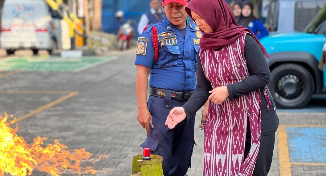 Pegawai wanita juga turut melakukan simulasi pemadaman api pada tabung gas jika terjadi kebocoran didampingi oleh petugas damkar.(Foto: Istimewa)