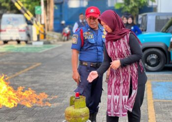 Pegawai wanita juga turut melakukan simulasi pemadaman api pada tabung gas jika terjadi kebocoran didampingi oleh petugas damkar.(Foto: Istimewa)