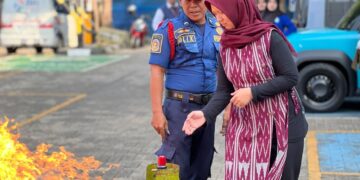 Pegawai wanita juga turut melakukan simulasi pemadaman api pada tabung gas jika terjadi kebocoran didampingi oleh petugas damkar.(Foto: Istimewa)