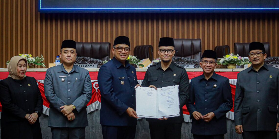 Pemerintah Kota (Pemkot) Bandung bersama DPRD Kota Bandung menyepakati dua Rancangan Peraturan Daerah (Raperda) menjadi Peraturan Daerah (Perda) dalam Rapat Paripurna DPRD Kota Bandung, Rabu, 17 Juni 2026.(Foto: Humas Pemkot Bandung)