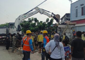 Penertiban bangunan liar di Jalan Terusan Pasirkoja, Kota Bandung.(Foto: Humas Pemkot Bandung)